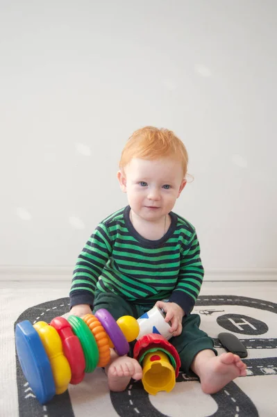 Kleiner Junge Spielt Lernspielzeug — Stockfoto