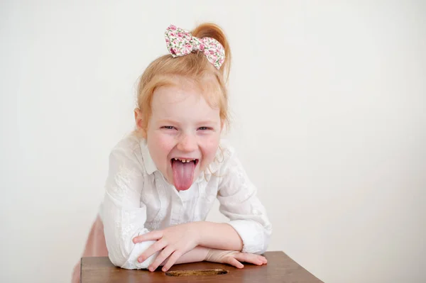 Ein Mädchen Mit Karies Zeigt Ihre Zunge — Stockfoto