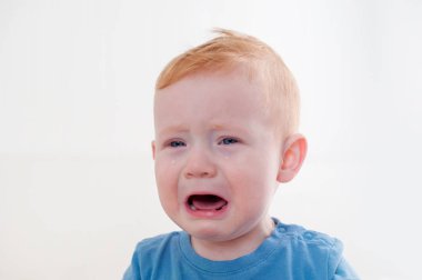 Bir oğlan mavi tişört içinde closeup ağlıyor