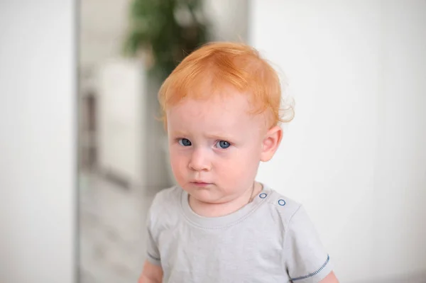 Ragazzo Dai Capelli Ricci Rossa Sembra Diffidente — Foto Stock