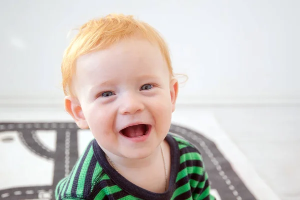 Fun Boy Směje Při Pohledu Fotoaparát — Stock fotografie