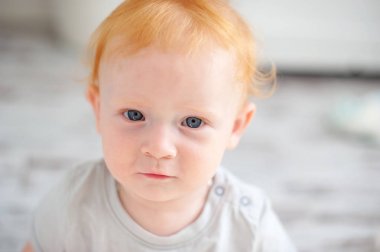 Çocuk yakından kamera portre görünüyor