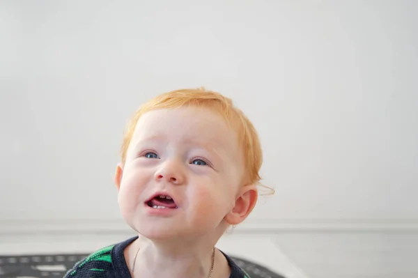 Kid Met Grappige Gezichtsuitdrukkingen Binnen — Stockfoto