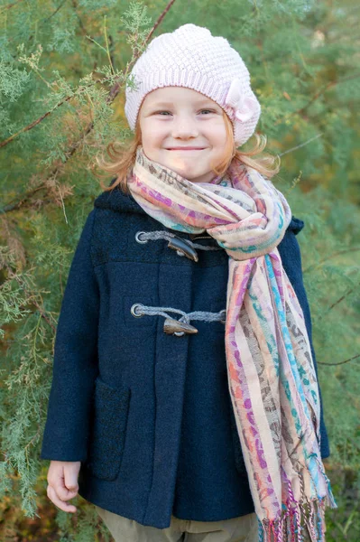 Das Mädchen Halbjahresklamotten Freien — Stockfoto