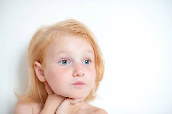 Ein Mädchen Schaut Mit Einer Pfeife Aus Ihren Lippen — Stockfoto