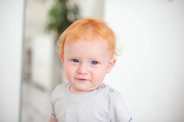 Bambino Sorridente Che Guarda Macchina Fotografica — Foto Stock