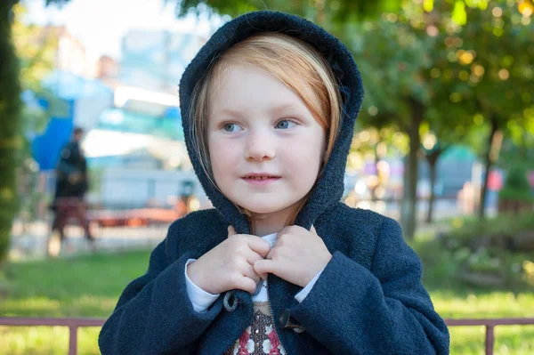 Flicka Med Huva Hennes Huvud Parken — Stockfoto