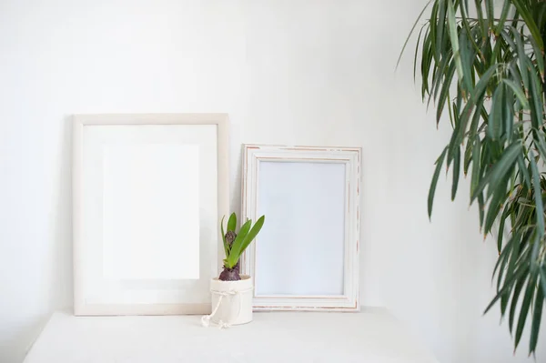 Zwei Leuchtrahmen Auf Einem Nachttisch Mit Blumen lizenzfreie Stockbilder