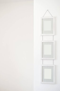 Kare metin için yer ile beyaz bir duvar üzerinde