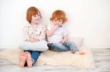 Kız ve erkek kardeş katta oturan