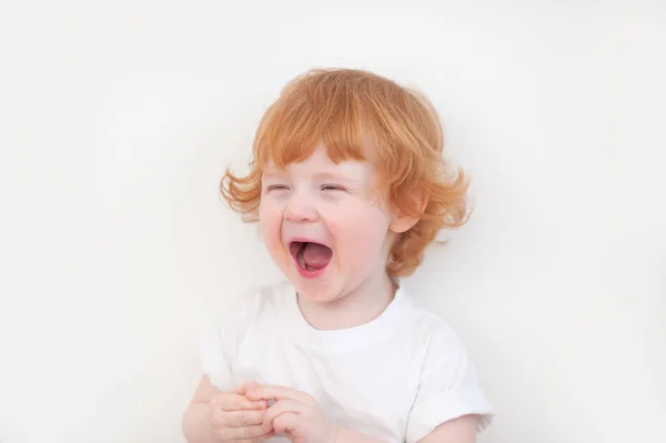 Αγόρι Κοκκινομάλλα Γελάει Ανοιχτό Στόμα — Φωτογραφία Αρχείου