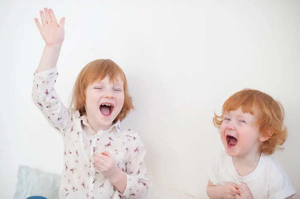 Bambini Rossi Giocano Una Stanza Luminosa — Foto Stock