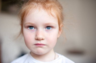 Güzel gözleri closeup ile ciddi kız