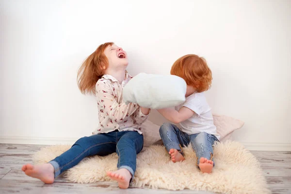 Children Fight Pillows Floor — Stock Photo, Image