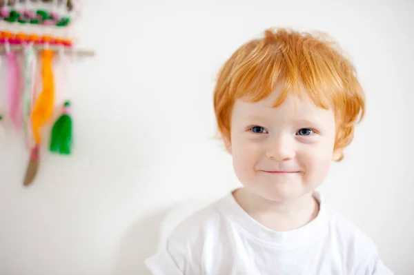 Hymyilevä Poika Valkoisessa Paidassa — kuvapankkivalokuva