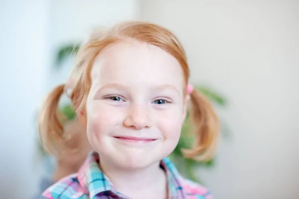 Capelli Rossi Ragazza Sorridente Con Due Code — Foto Stock