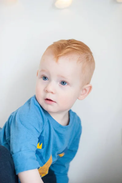 Menino Com Olhos Azuis Brilhantes Close — Fotografia de Stock