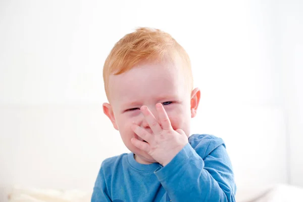 Piangendo Rossa Bambino Sullo Sfondo Bianco — Foto Stock