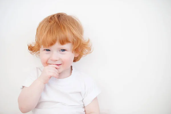 Heldere Grappige Jongen Een Witte Achtergrond — Stockfoto