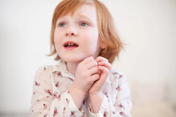 Das Mädchen Sagt Etwas Klartext — Stockfoto