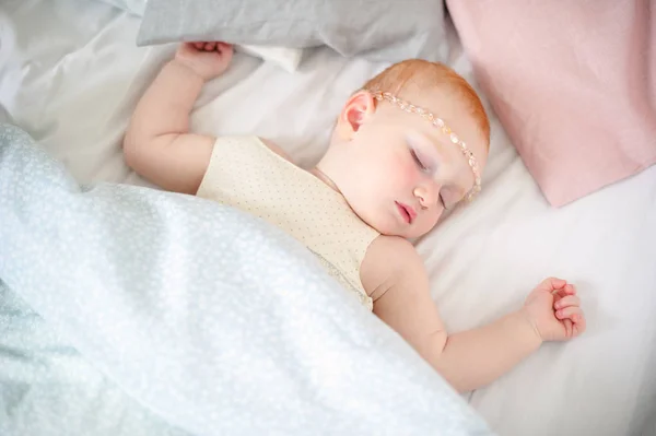 Baby Kostymer Vacker Klänning Och Dekoration Huvudet — Stockfoto