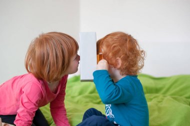 Bir karton kutu ile çocuk oyun