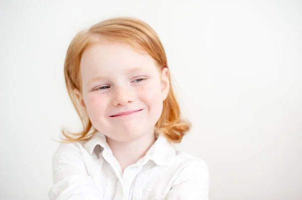 Een Meisje Een Wit Overhemd Glimlacht Geniepig — Stockfoto