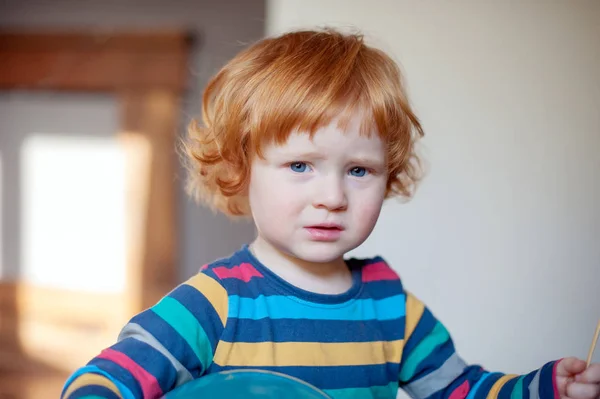 Vicces Elégedetlen Vörös Hajú Fiú Vértes — Stock Fotó