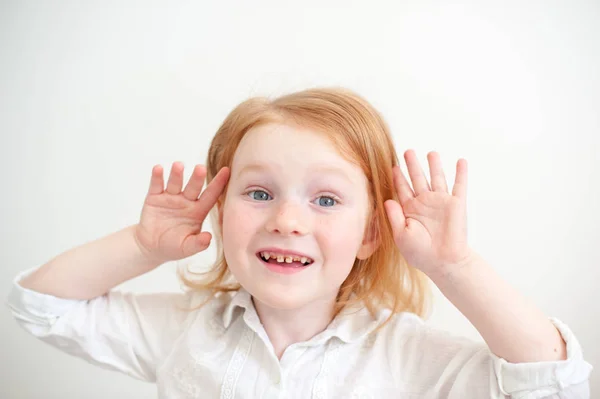 Roodharige Meisje Met Cariës — Stockfoto