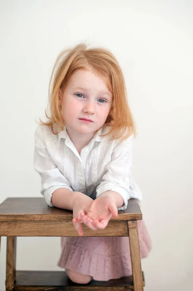 Het Meisje Spreekt Verbijstering — Stockfoto