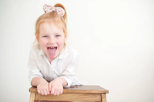 Ragazza Che Mostra Lingua Sullo Sfondo Bianco — Foto Stock