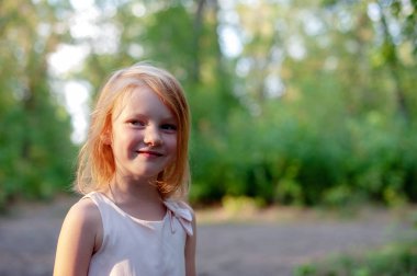 Batan güneşin gülümseyen kız yaktı