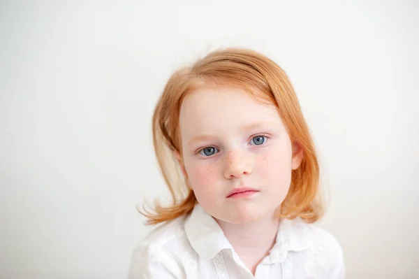 Ragazza Dai Capelli Rossi Guarda Con Attenzione Fotocamera — Foto Stock