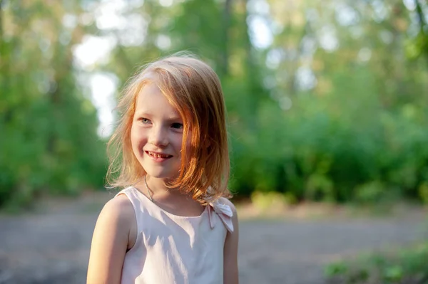 Smiling Girl Forest — Stock Photo, Image