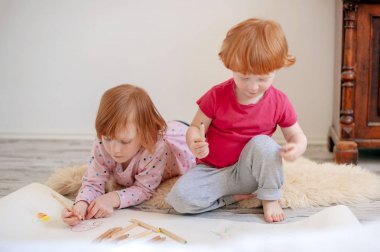 Çocuk ile renkli kalemler çekmek