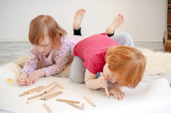 Kinderen Tekenen Met Kleurpotloden — Stockfoto