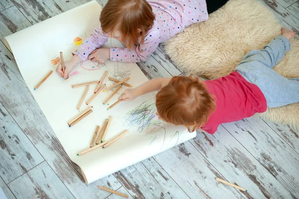 Bambini Disegnano Con Entusiasmo Con Matite Colorate Foto Stock
