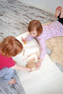 Çocuklar ile kalemler çizmek, kalem paylaşmak