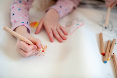 Renkli kalemler ile çocuk el