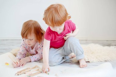 Çocuk ile renkli kalemler çekmek