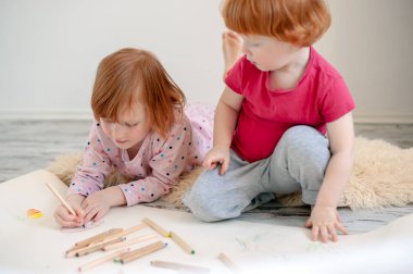 Alt katta oturan renkli kalemler ile çizmek