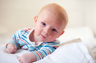 Alerji, bir bebeğin yüzünde Atopik dermatit