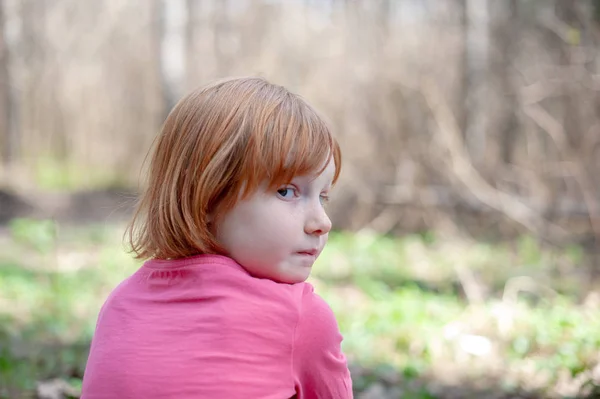 Ragazza Guarda Alle Spalle — Foto Stock