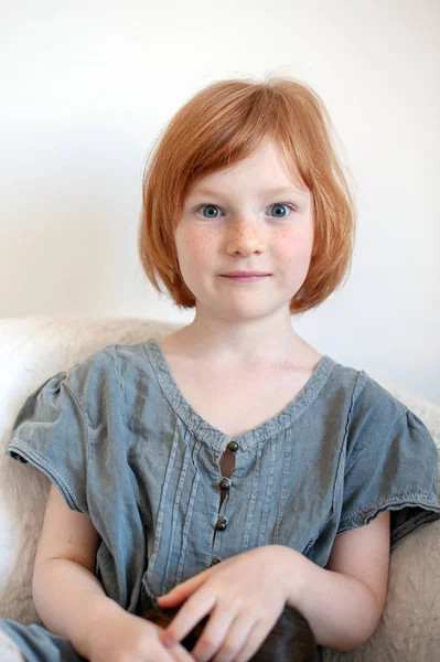 Ragazza Dai Capelli Rossi Con Espressione Sorpresa — Foto Stock