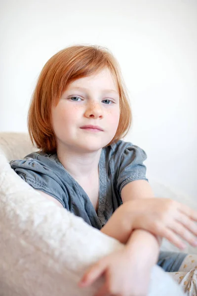 Roodharige Meisje Zit Een Wit Fauteuil — Stockfoto