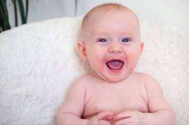 Alerji, bir bebeğin yüzünde Atopik dermatit