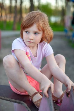 Düşünceli bir yana görünüyor