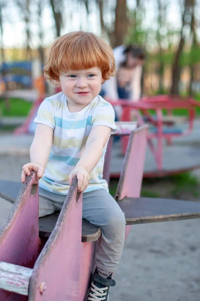 Der Junge Spielt Auf Dem Spielplatz — Stockfoto