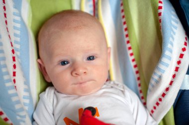 Düşünceli bir bebek alt dudağını ısırdı