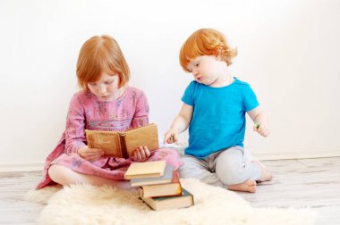 Büyük kız kardeşi kitap kardeşi için okur